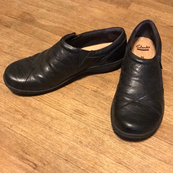 Like new Clarks black soft cushion shoes -sz 9- - Picture 1 of 7